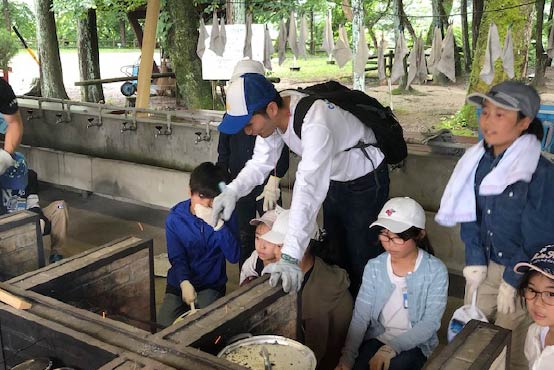 児童・生徒たちのキャンプを補助、指導する様子