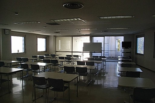 13.宿泊研修棟ミーティングルーム