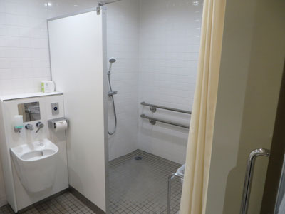 多目的トイレ内シャワーブース