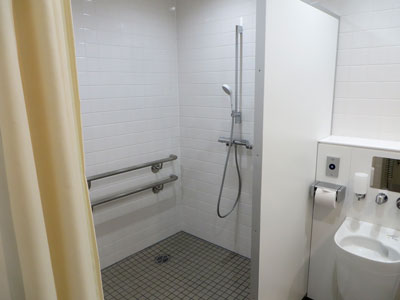 多目的トイレ内シャワーブース